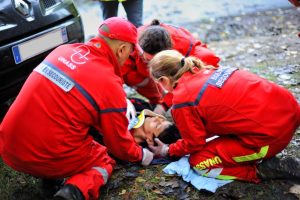 Immobilisation d'une victime avec un collier cervical