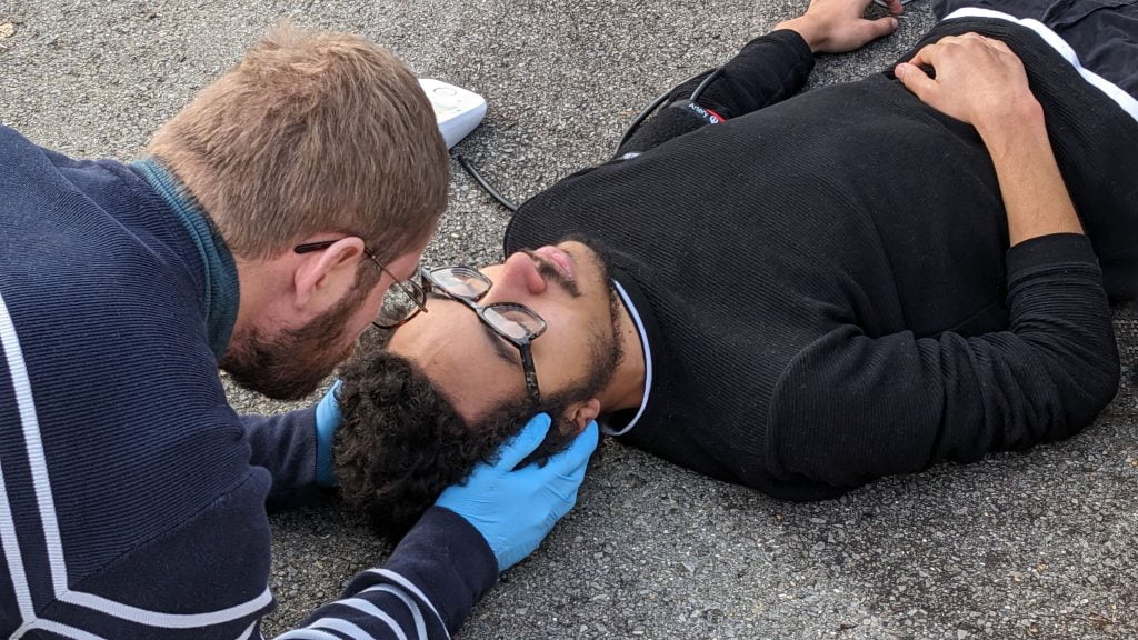 Stagiaire secouriste pse1 effectuant un maintient tête